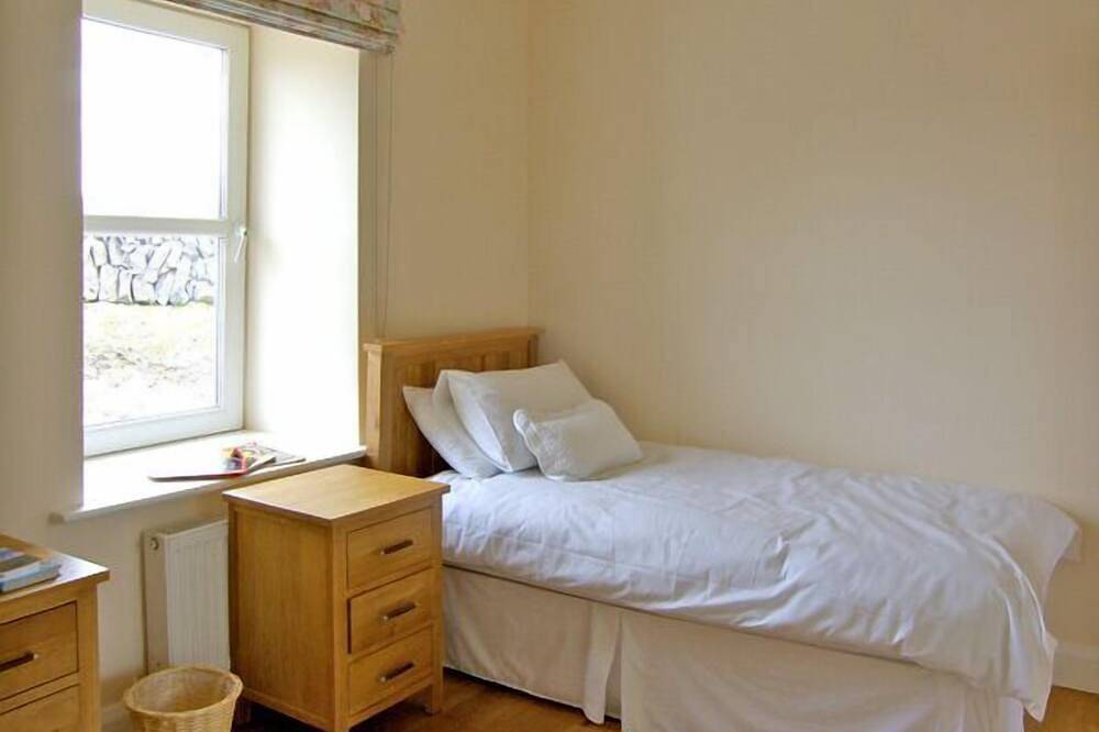Dolmen Cottage, pet friendly in Kilfenora, County Clare in County Clare
