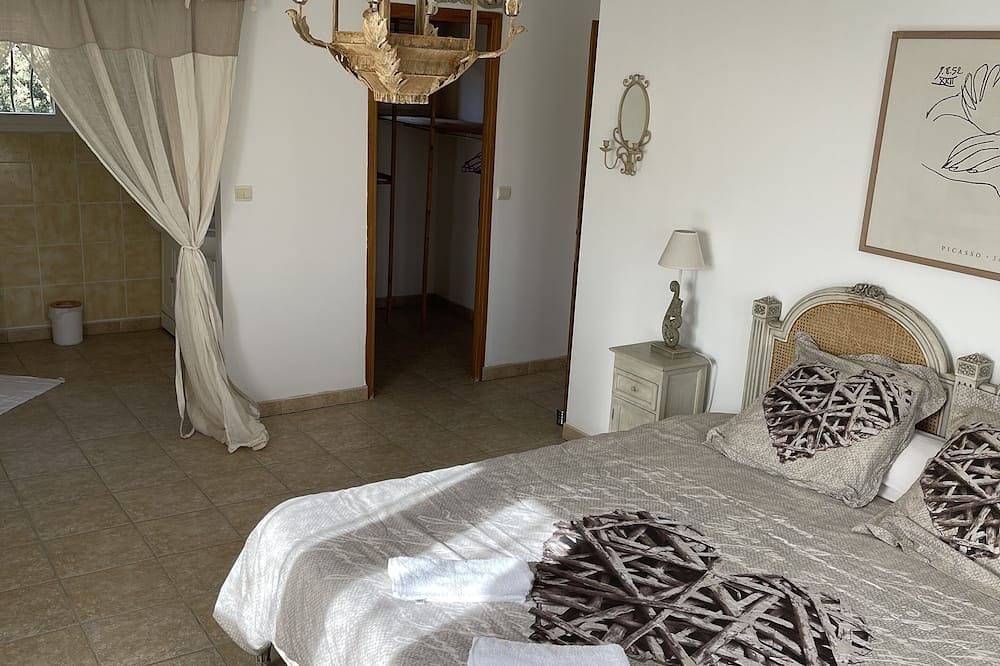 Provencal villa of 250 m2 with swimming pool - 8 km from Aix en Provence for 8 people. in Ventabren, Region de Aix-en-Provence