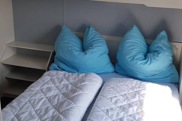 Wohnwagen für 4 Personen, mit Terrasse und Whirlpool sowie Garten und Pool in Renesse - 2