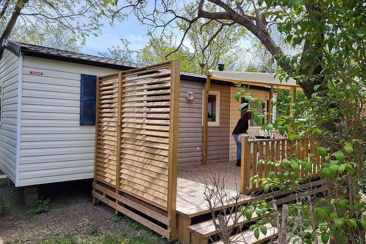 Camping pour 6 personnes, avec piscine et terrasse à La Roque-d'Anthéron