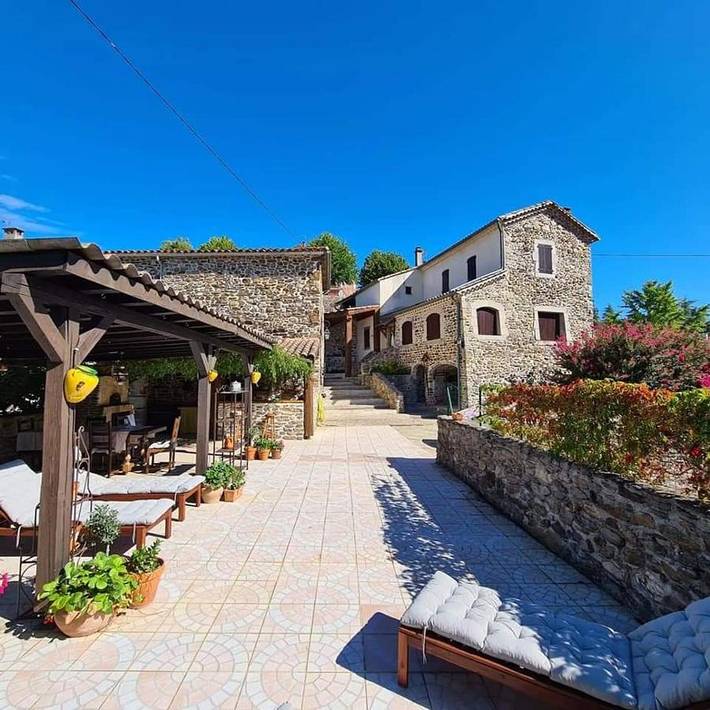 Location de vacances pour 8 personnes, avec vue ainsi que piscine et jardin, adapté aux familles à Gagnières - 2