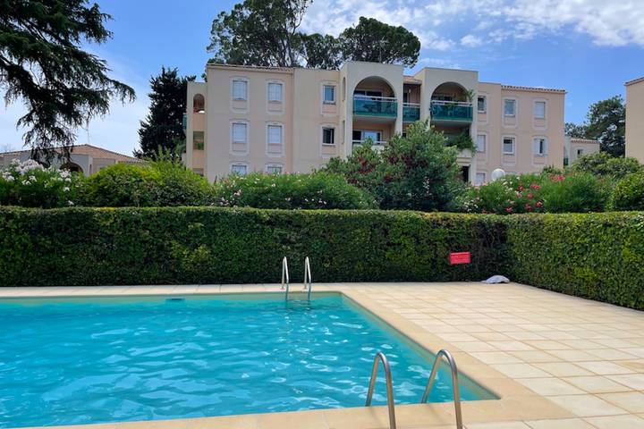 Appartement de vacances pour 6 personnes, avec Balcon ainsi que Terrasse et Piscine