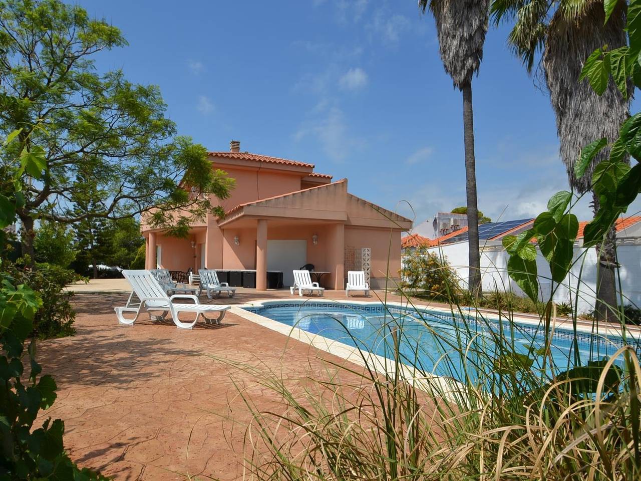 Villa Benifer con gran piscina privada y jardin en Riumar, Costa Dorada in Riumar, Delta del Ebro