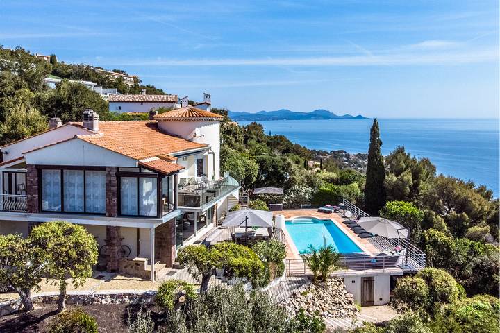 Gîte pour 11 personnes, avec piscine et jacuzzi, animaux acceptés