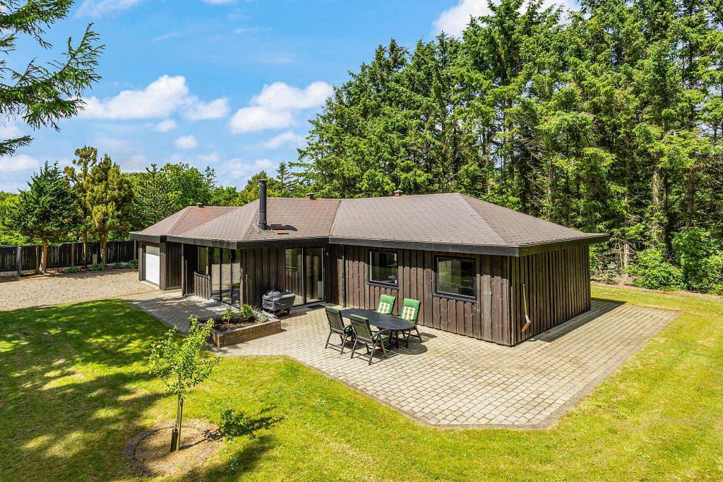 Classic holiday home with wood-burning stove in Lodberg Hede in Lodbjerg Hede, Ringkøbing