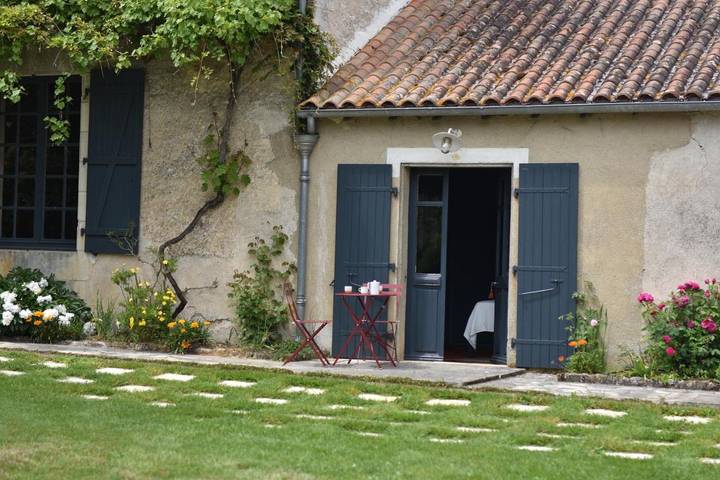 Location de vacances pour 2 personnes, avec piscine et vue ainsi que terrasse et jardin à Brux - 3