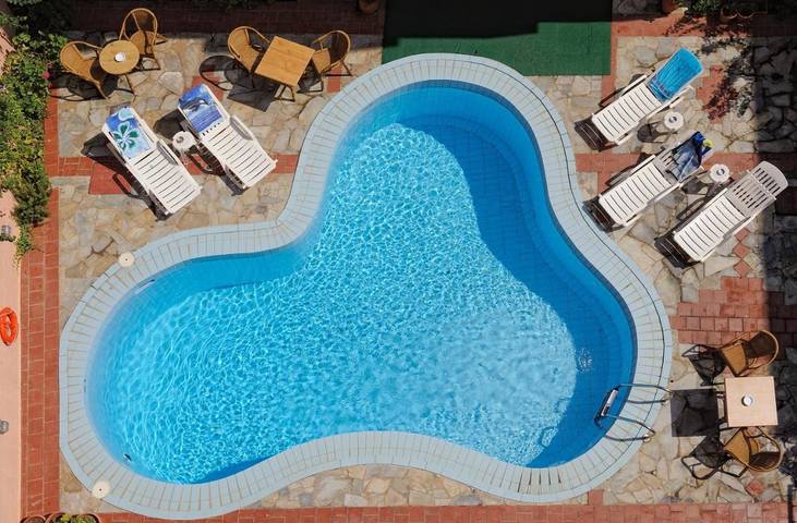 Apartahotel para 2 personas, con jardín además de piscina y vistas, Se admiten mascotas en Creta