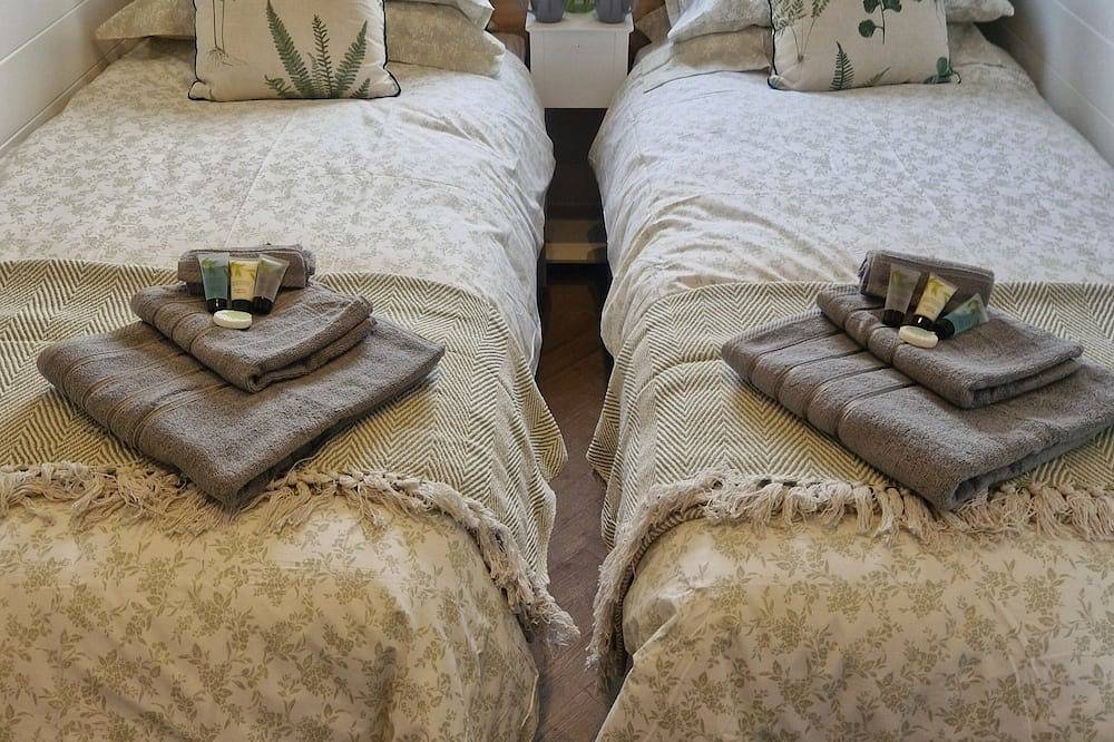 Luxury Glamping Pod  With New Hot Tub - Sleeps 4+2 - Along the Nc500 route in Highlands