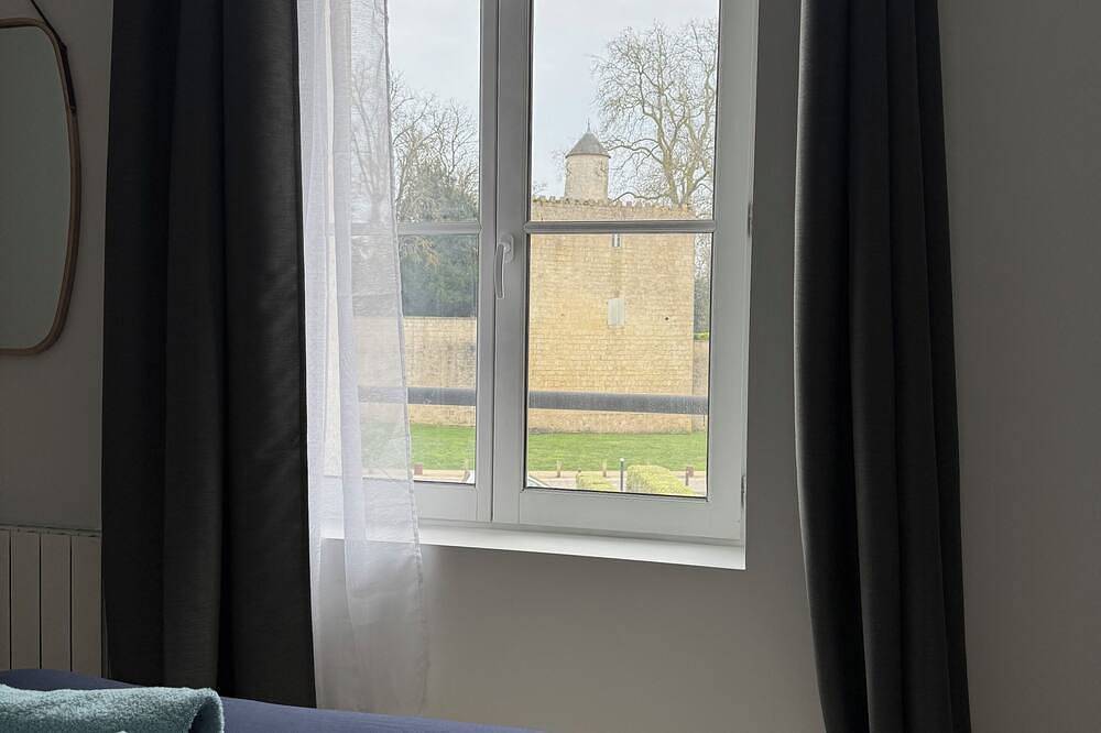 Entire apartment, Facing the castle & Air-conditioned ~ El Castillo ~ in Surgères, Rochefort region