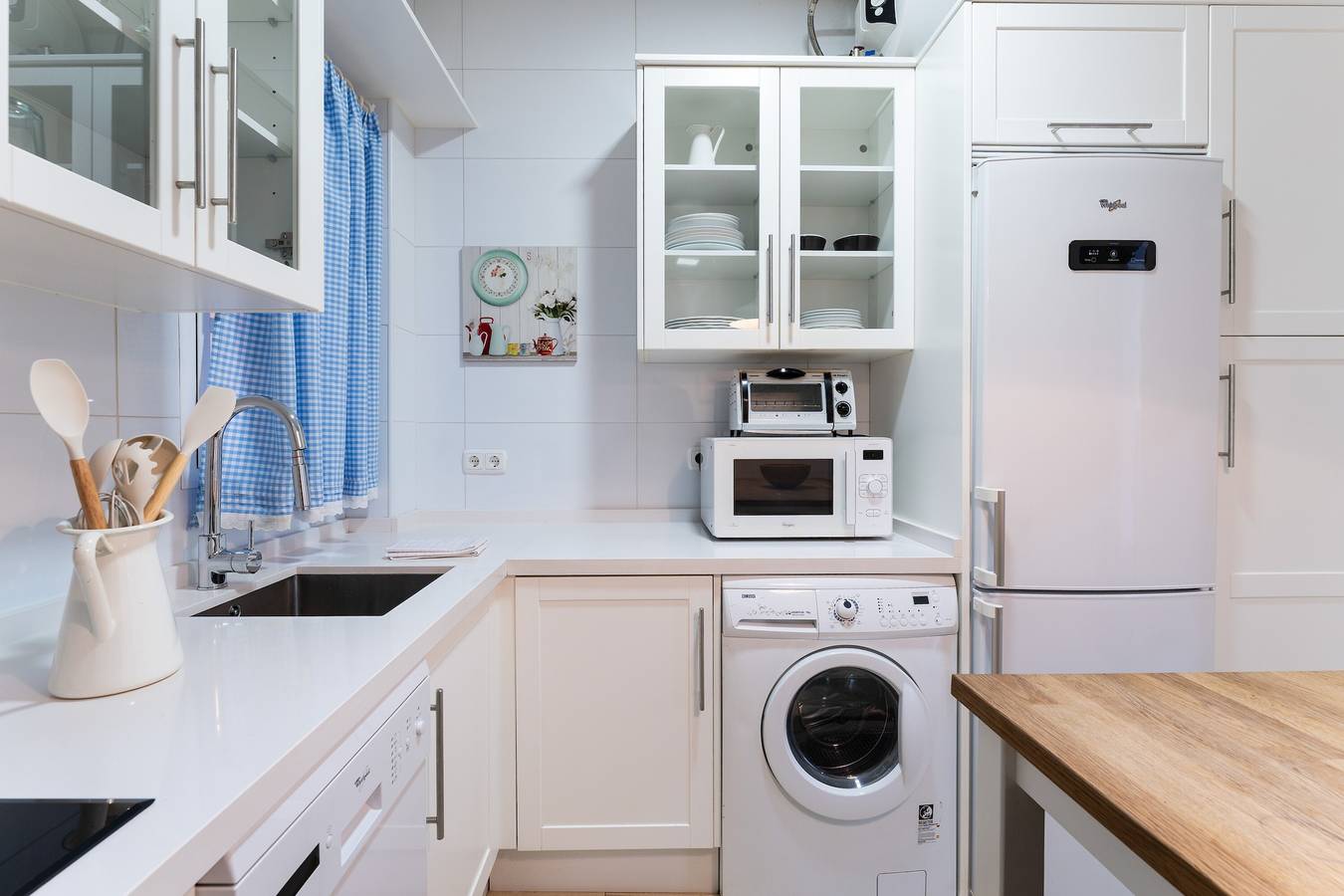 Apartamento entero, Apartamento 'Atarazanas Suite 2 dormitorios' con balcón, Wi-Fi y aire acondicionado in Malaga Centro Historico, Málaga