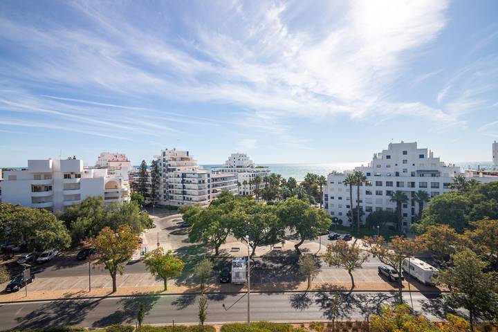 Ganze Wohnung, Ferienwohnung 'Mar Azul' mit Meerblick, Balkon und WLAN in Quarteira, Faro Distrikt