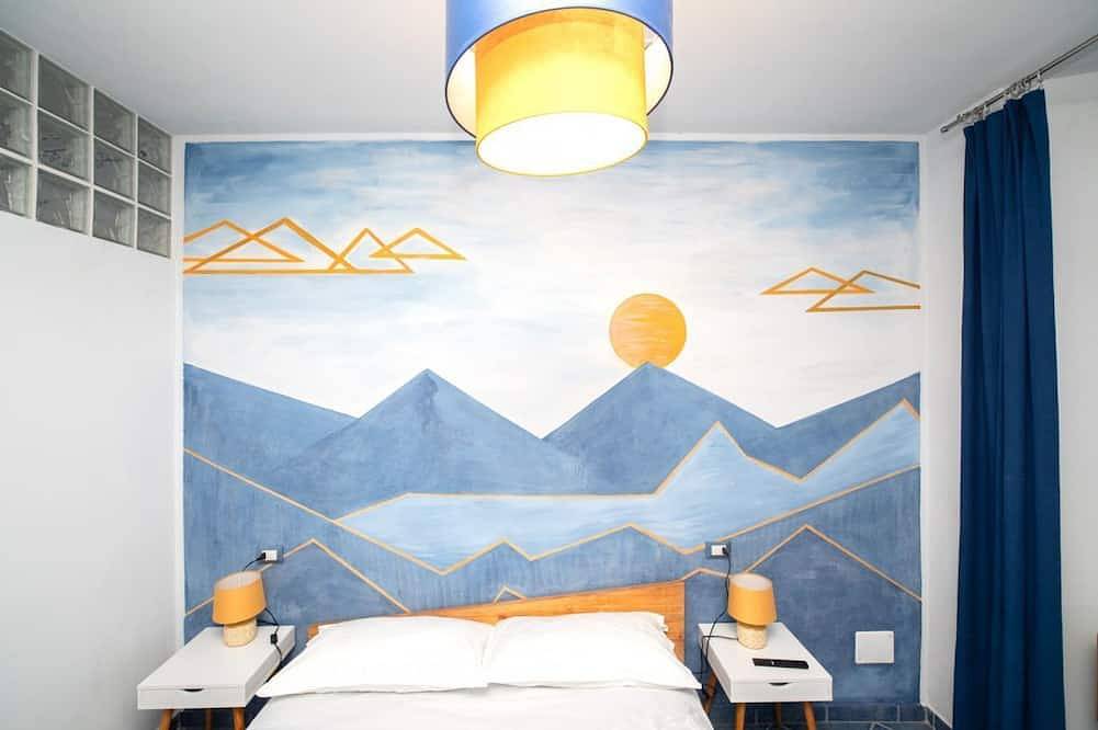 Entire apartment, Charming one-bedroom apartment, finely furnished, located on the ground floor of Via Pertossi in the historic centre of Arona.Casa Azzurra is a 52 sqm one-bedroom apartment with air conditioning, featuring a living room/kitchen area with a double sofa be in Arona (Lago Maggiore), Comune di Arona