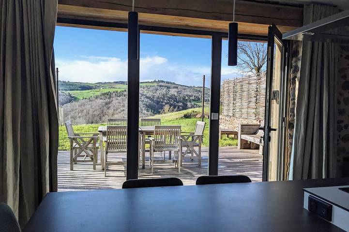 Gîte pour 5 personnes, avec jacuzzi ainsi que terrasse et jardin en Auvergne