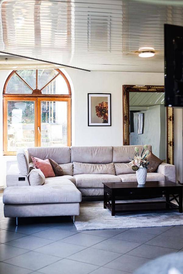 Location de vacances pour 10 personnes, avec vue et jardin à Gerpinnes