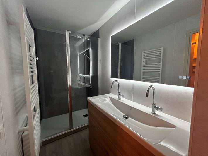 Ganze Wohnung, Studio direkt an der Piste, 3 Pers, Zentrum Méribel, Balkon, TV, Glasfaser in Méribel, Les Allues