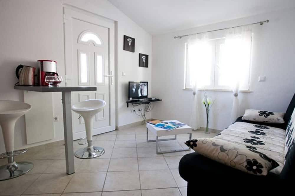 Ganze Wohnung, Nettes Apartment mit Pool und Teilmeerblick in Pisak, Split-Dalmatien
