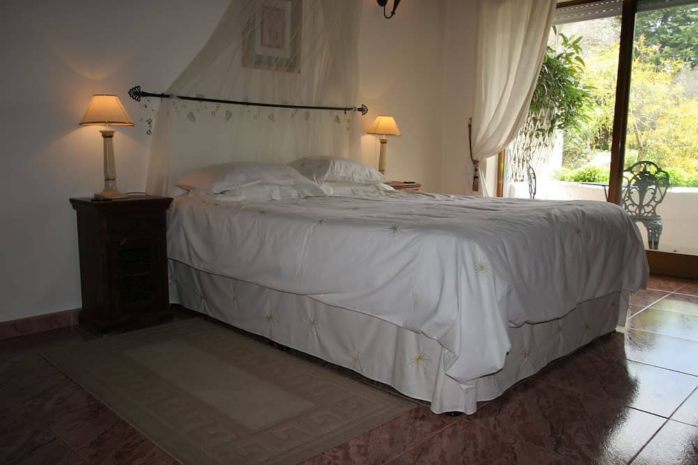 Luxury secluded and spacious villa with huge heated private Pool in Portimão, Faro District