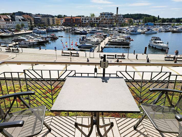 Ferienwohnung für 2 Personen, mit Balkon und Seeblick sowie Ausblick in Waren (Müritz)