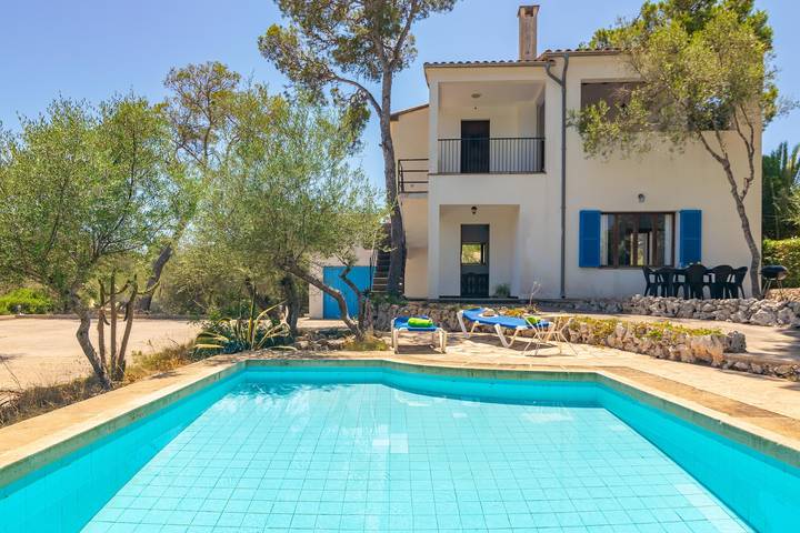 Ferienwohnung für 5 Personen, mit Terrasse und Pool sowie Garten in Portopetro