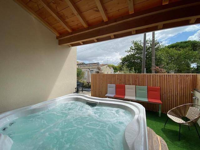 Location de vacances pour 4 personnes, avec jardin ainsi que jacuzzi et sauna à Lamarque