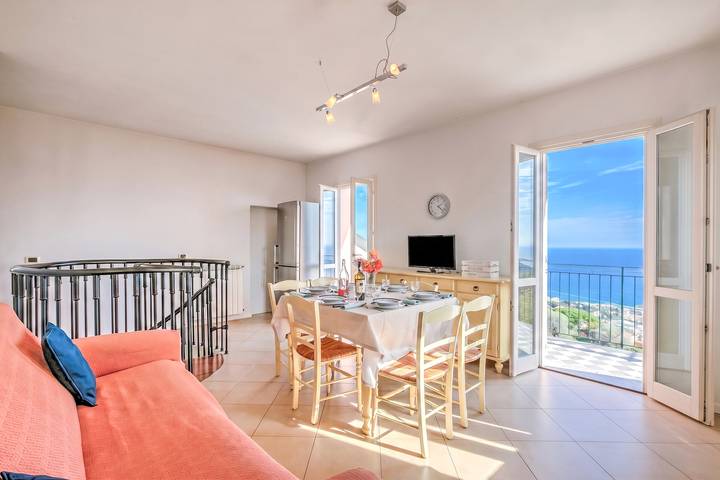 Location de vacances pour 6 personnes, avec Vue sur l’océan ainsi que Terrasse et Bassin pour enfant à San Remo