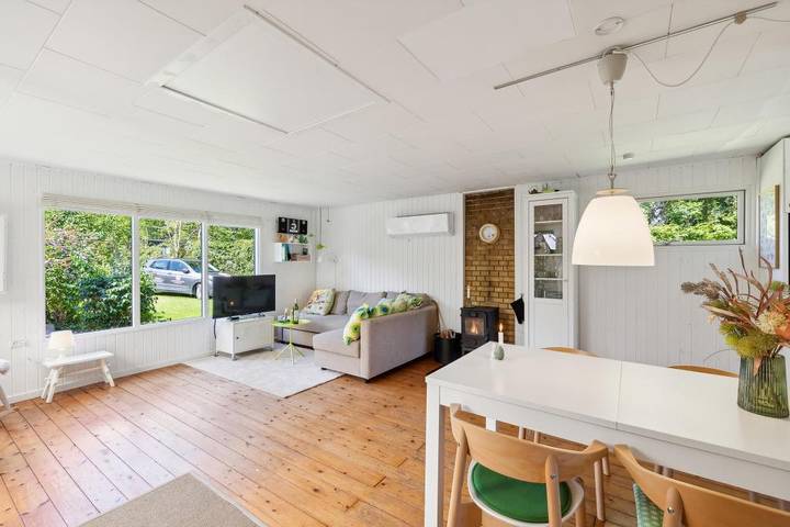 Gemütliches klassisches Ferienhaus mit überdachter Terrasse und großem Naturgrundstück – nur wenige Gehminuten vom kinderfreundlichen Strand von Ahl entfernt. in Ahl Strand, Ebeltoft
