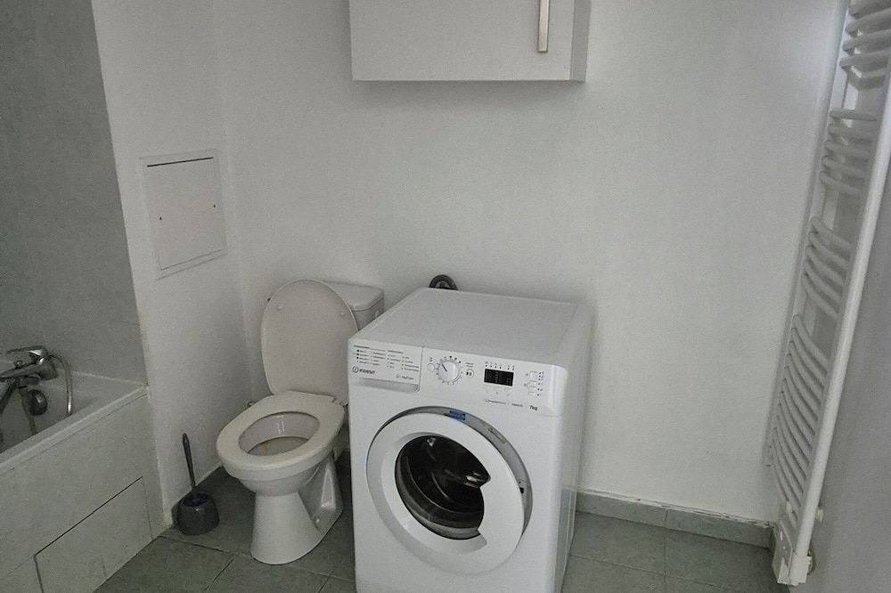 Ganze Wohnung, Julie's studio in Bron, Rhône