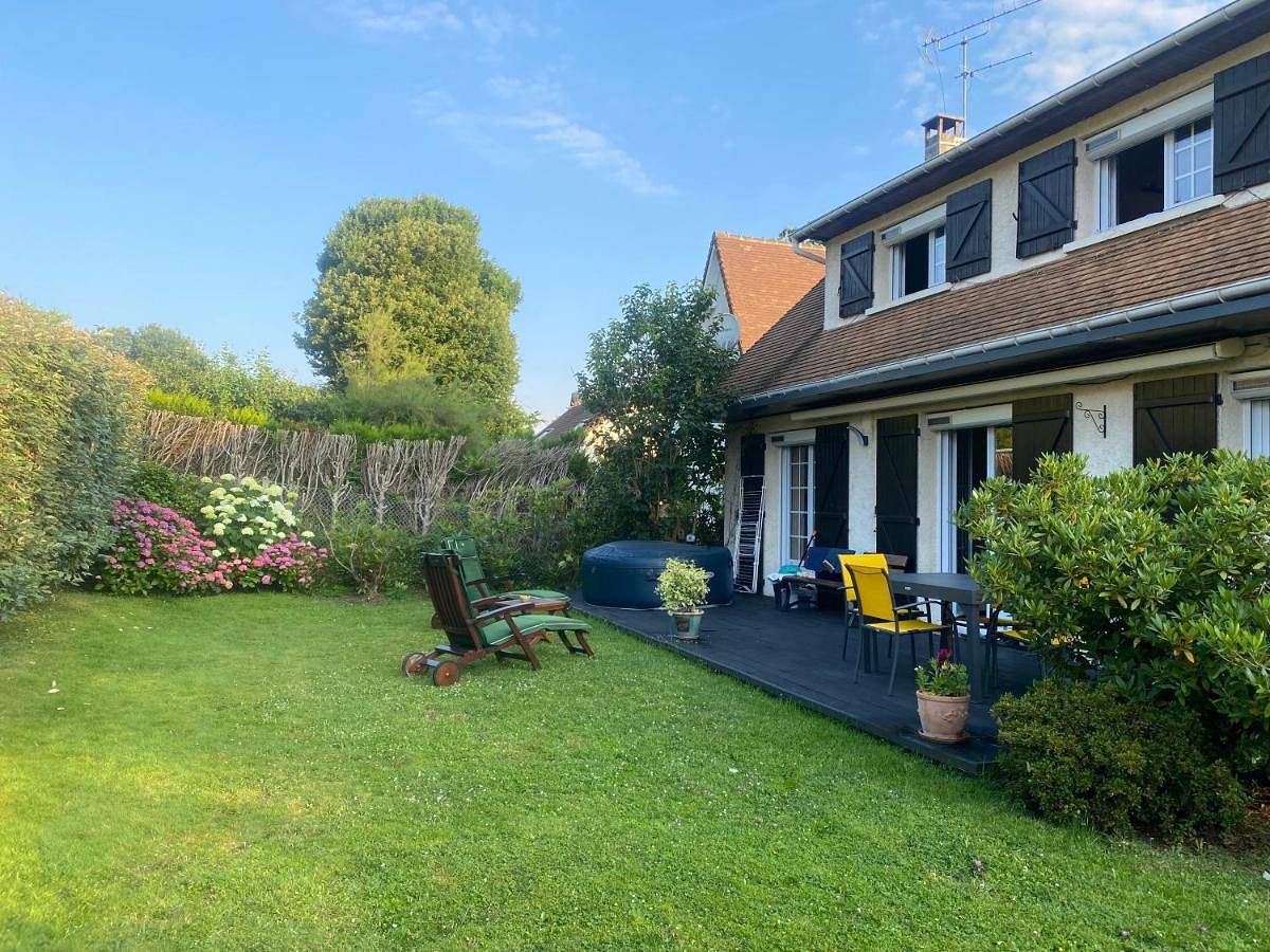 Double Room with Private Bathroom in Saint-Germain-de-la-Grange, Yvelines