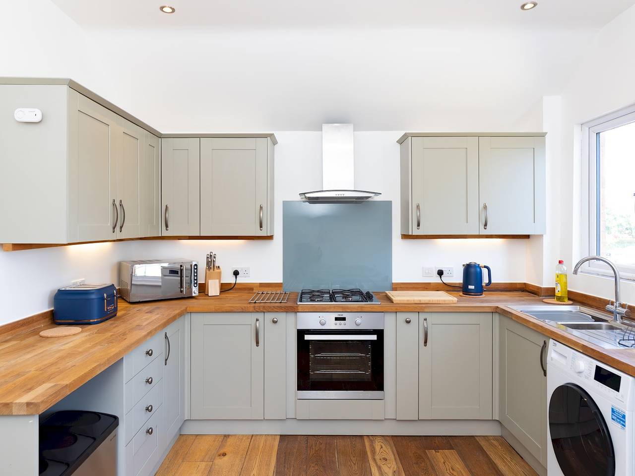 Entire apartment, Pass the Keys | Stylish 2 Bed Flat near Beach+M5 in Burnham on Sea & Highbridge, Somerset