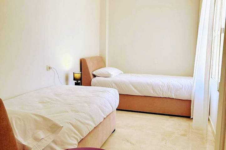 Ganze Wohnung, Spacious Apartment for 6 with Private Parking Near Granada in La Zubia, Granada Provinz