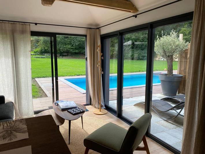 Location de vacances pour 2 personnes, avec vue ainsi que piscine et jardin à Quévert