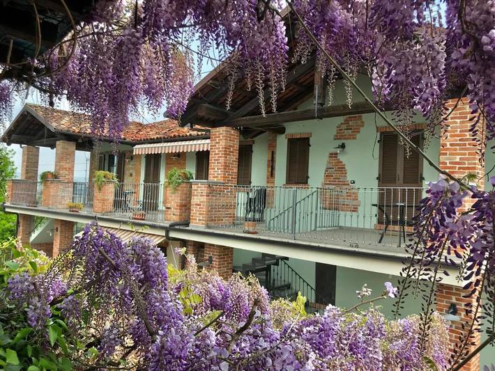 Agriturismo per 3 persone, con panorama e piscina nonché giardino in Monforte d'Alba