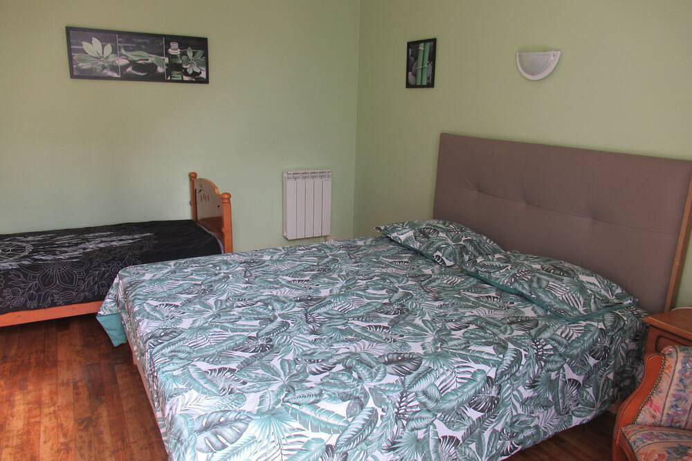 House 800m from the beaches of Beg Leguer, with enclosed garden with trees in Beg-Léguer, Lannion