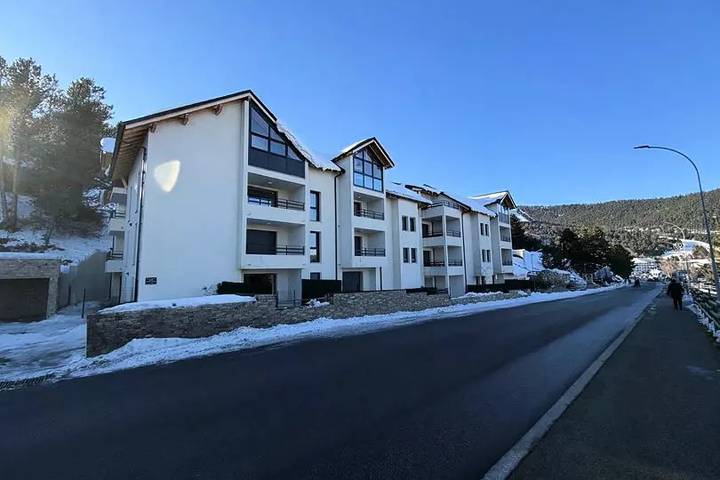 Appartement entier, Charmant appartement pour 6 personnes à deux pas des pistes avec une belle vue sur le village in Les Angles, Parc naturel régional des Pyrénées catalanes