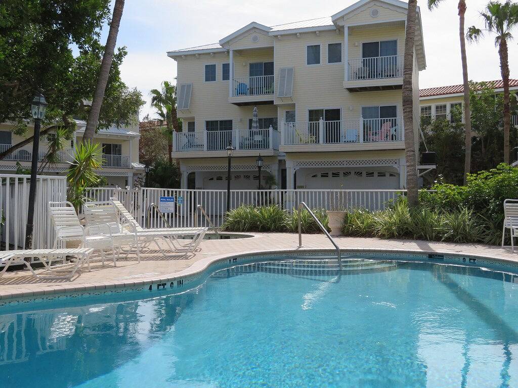 Bermuda Bay Club Einheit gegenüber vom Pool, Zugang zum Strand, schön eingerichtet in Bradenton Beach, Anna Maria Island