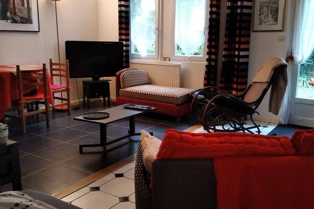 Maison dans jardin paysagé non clos in Saint-Jean-aux-Bois, Oise