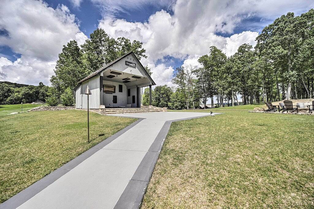 Pet-Friendly Cabin w/ Mtn Views in Chinquapin! in Jackson County