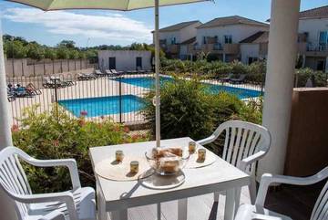 Gîte pour 2 personnes, avec piscine ainsi que terrasse et bassin pour enfant à Linguizzetta