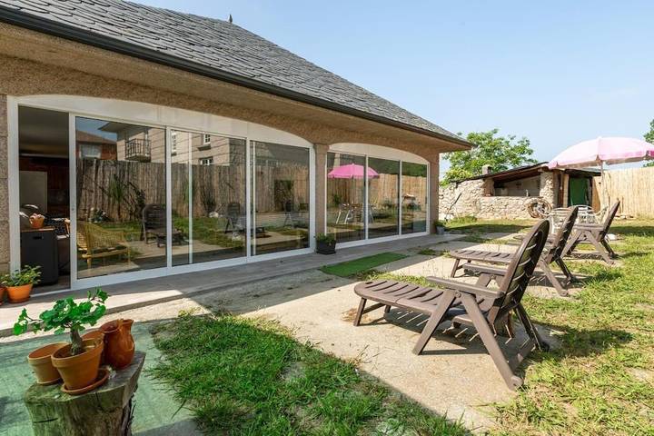 Apartamento para 10 personas, con Jacuzzi además de Terraza y Jardín en Betanzos