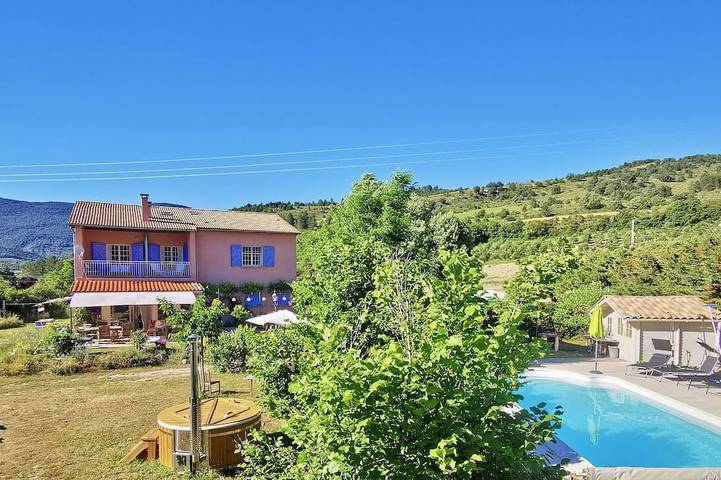 Location de vacances pour 17 personnes, avec jardin ainsi que jacuzzi et balcon à Lachau