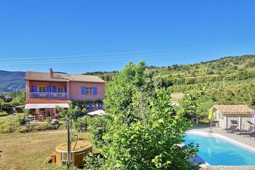 Location de vacances pour 17 personnes, avec balcon ainsi que jacuzzi et jardin à Lachau