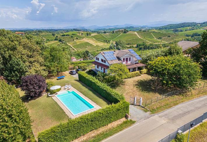 Appartamento per 5 persone, con Balcone e Terrazza nonché Giardino e Piscina a Gavi