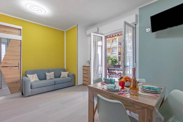 Appartamento intero, La Genzianella - Studio for 4 with Balcony & Ac in Andora, Riviera di Ponente