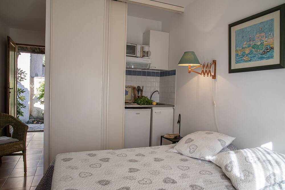 Entire apartment, In villa, charming studio 2 pers with terrace in St Paul de Vence in Saint-Paul-de-Vence, Cannes region