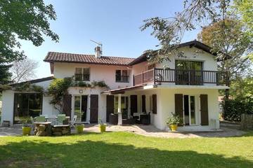 Location de vacances pour 11 personnes, avec balcon et jardin à Ascain