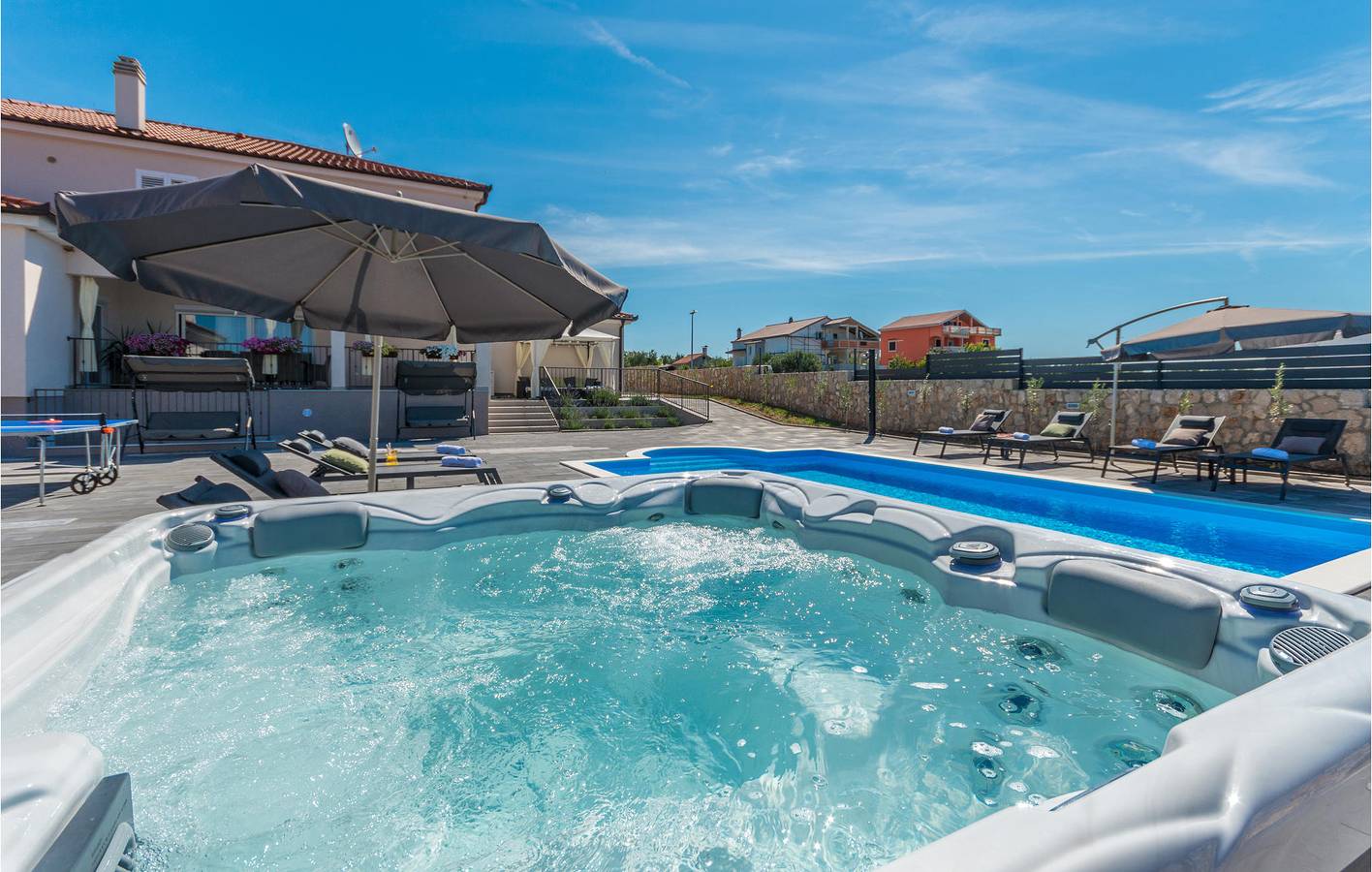 Reizende 1-Zimmer-Wohnung mit Pool, WLAN, Terrasse und Parkplatz in Sukosan, Zadar
