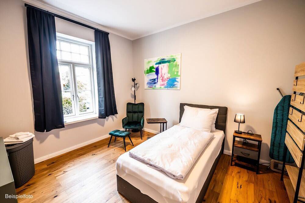 Ganze Wohnung, 3 Schlafzimmer, Wohnküche, neues Bad/Toilette - modern denkmalgeschütztem Altbau in Brunsbüttel, Nord-Ostsee-Kanal