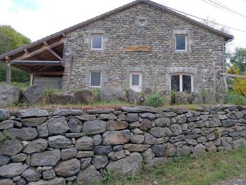 Gîte pour 14 personnes, avec terrasse et vue, animaux acceptés à Saint-Julien-Chapteuil