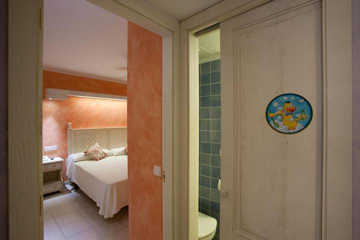 Hôtel pour 3 personnes, avec vue et terrasse ainsi que bassin pour enfant et piscine à Son Bou - 4