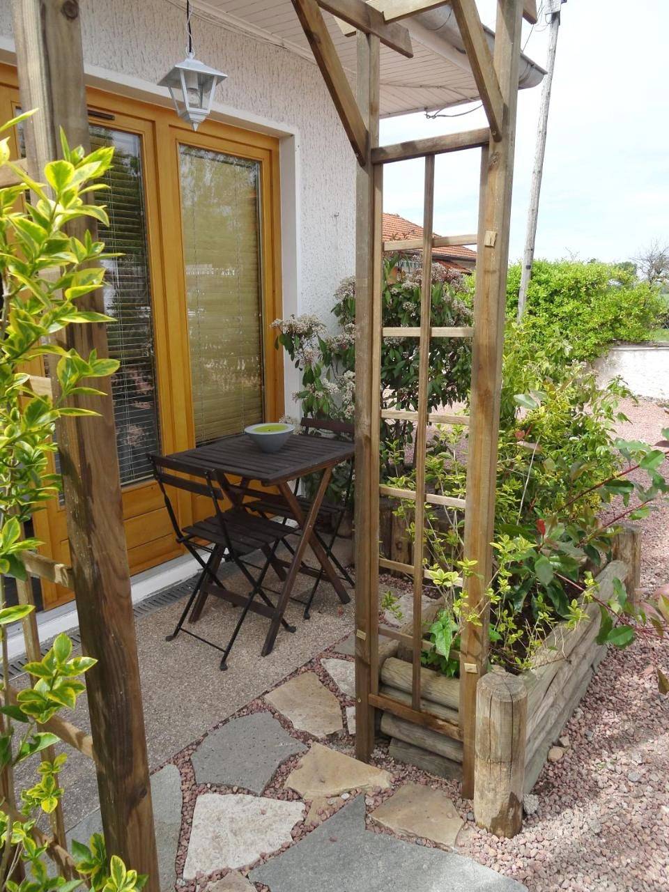 Appartement entier, Apartment in Briennon, Région de Roanne
